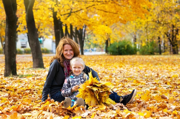 Madre e hija, aire libre