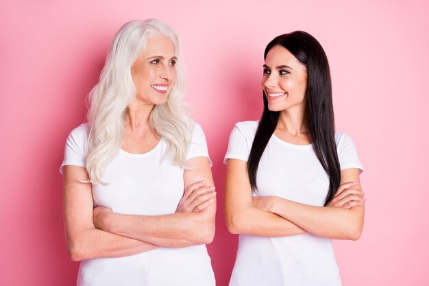 madre e hija aisladas en rosa