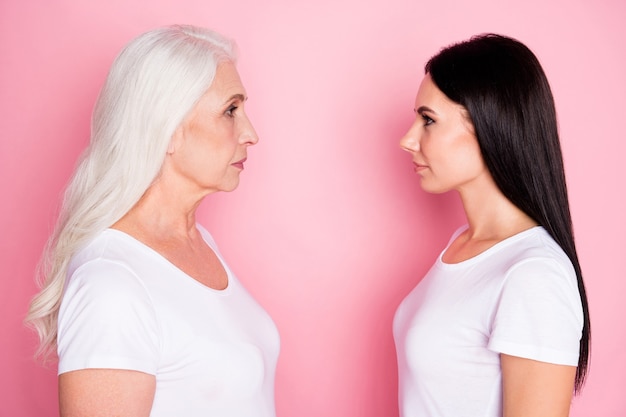 madre e hija aisladas en rosa