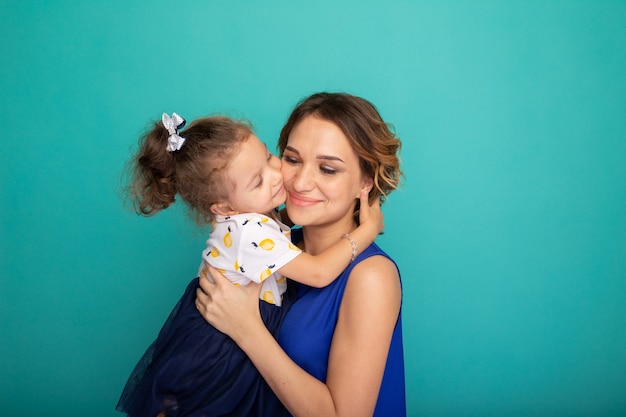 Madre e hija alegre sonriendo y teniendo un abrazo