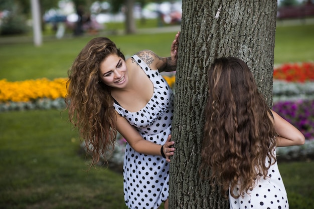 madre e hija amorosa familia. sonriendo y riendo