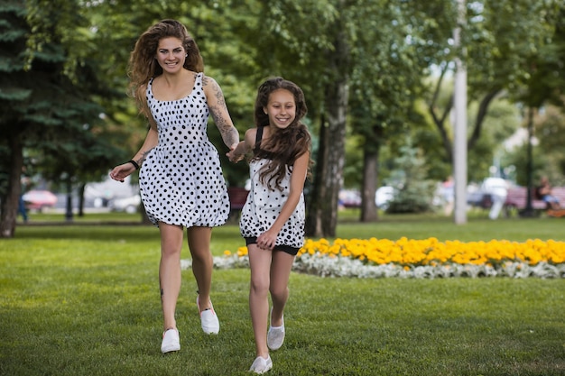 madre e hija amorosa familia. sonriendo y riendo