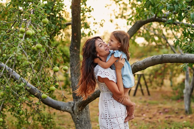 Madre e hija en apple garden