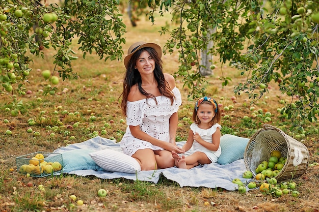 Madre e hija en apple garden