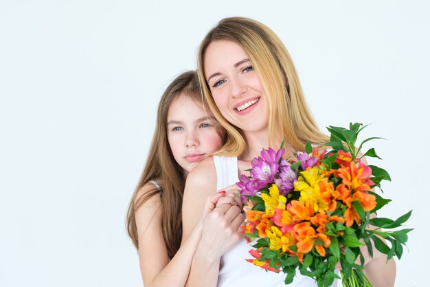 madre e hija con arreglo floral festivo. colorida composición de alstroemeria