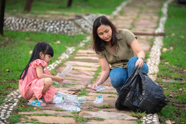 Madre e hija asiáticas ayudan al entorno de caridad de recolección de basura