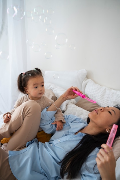 Foto madre e hija asiáticas pasando tiempo juntas en casa