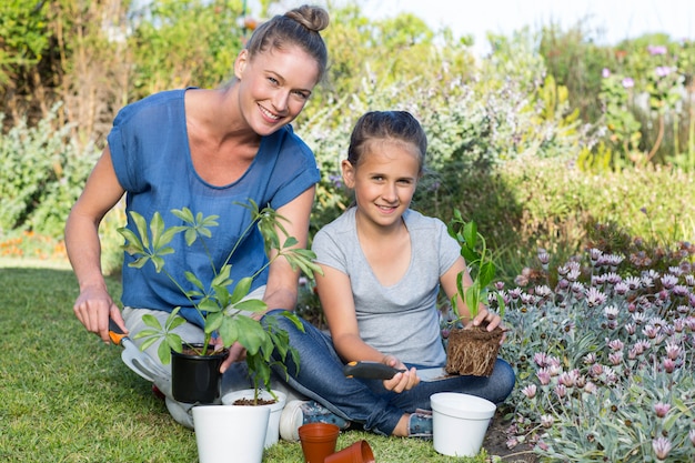 Madre e hija atendiendo a las flores