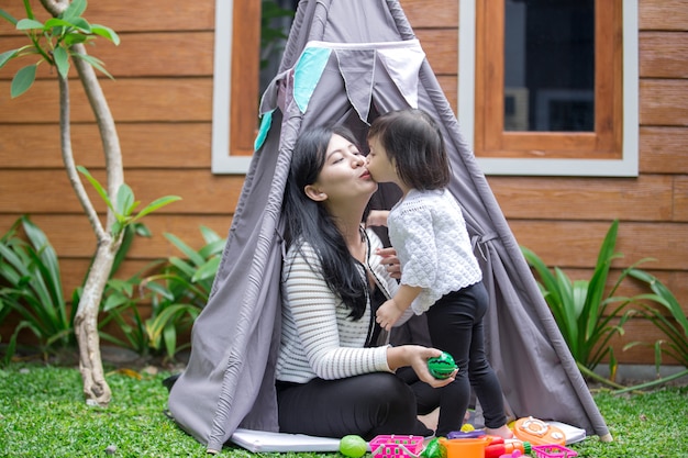 Madre e hija besos