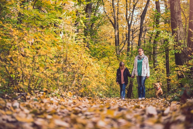 Madre e hija caminando en un bosque