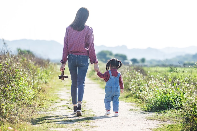 Madre e hija caminando en la naturaleza