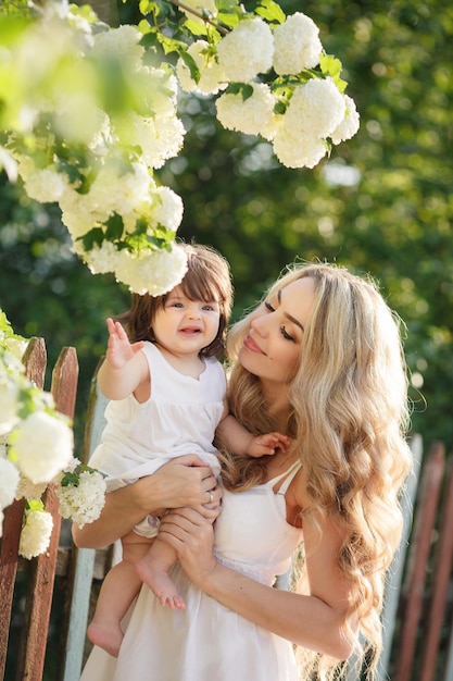 madre e hija en el campo al aire libre