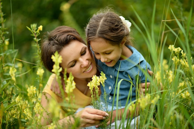 madre e hija en el campo