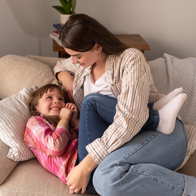 Foto madre e hija, en casa, juego