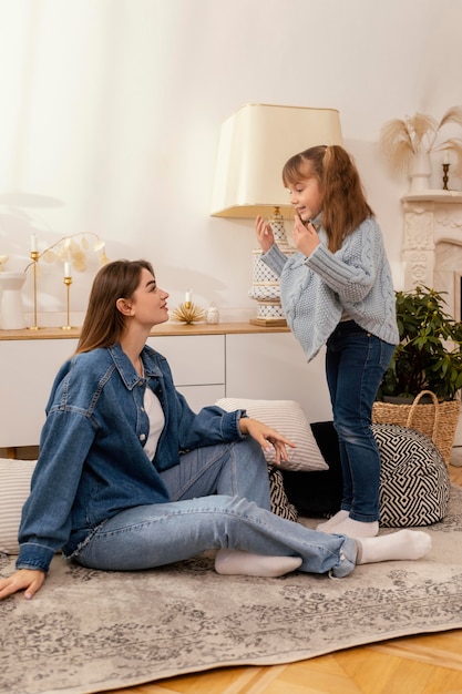 Foto madre e hija, en casa, juego