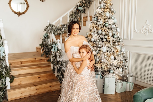 madre e hija en casa juntas en navidad