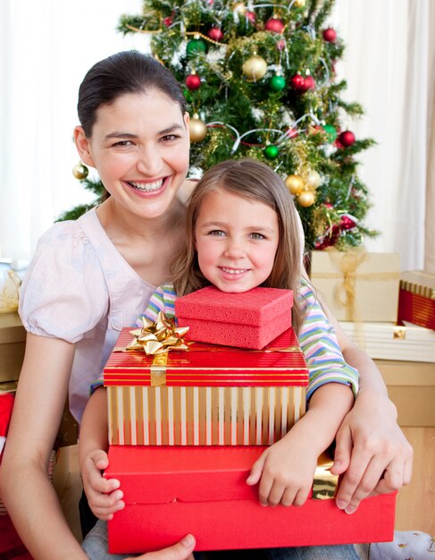 Madre e hija en casa en Navidad