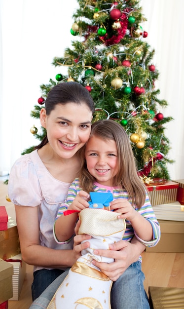 Madre e hija en casa en Navidad