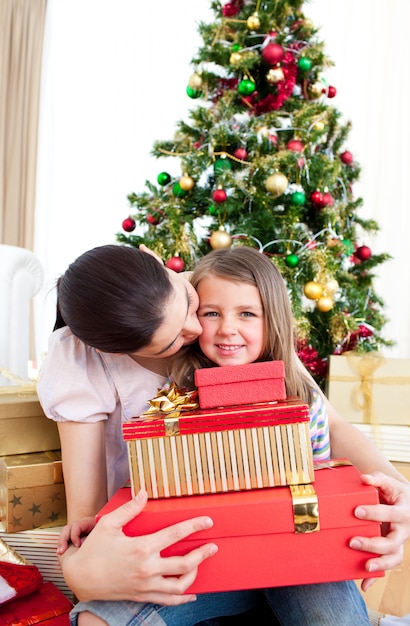 Madre e hija en casa en Navidad