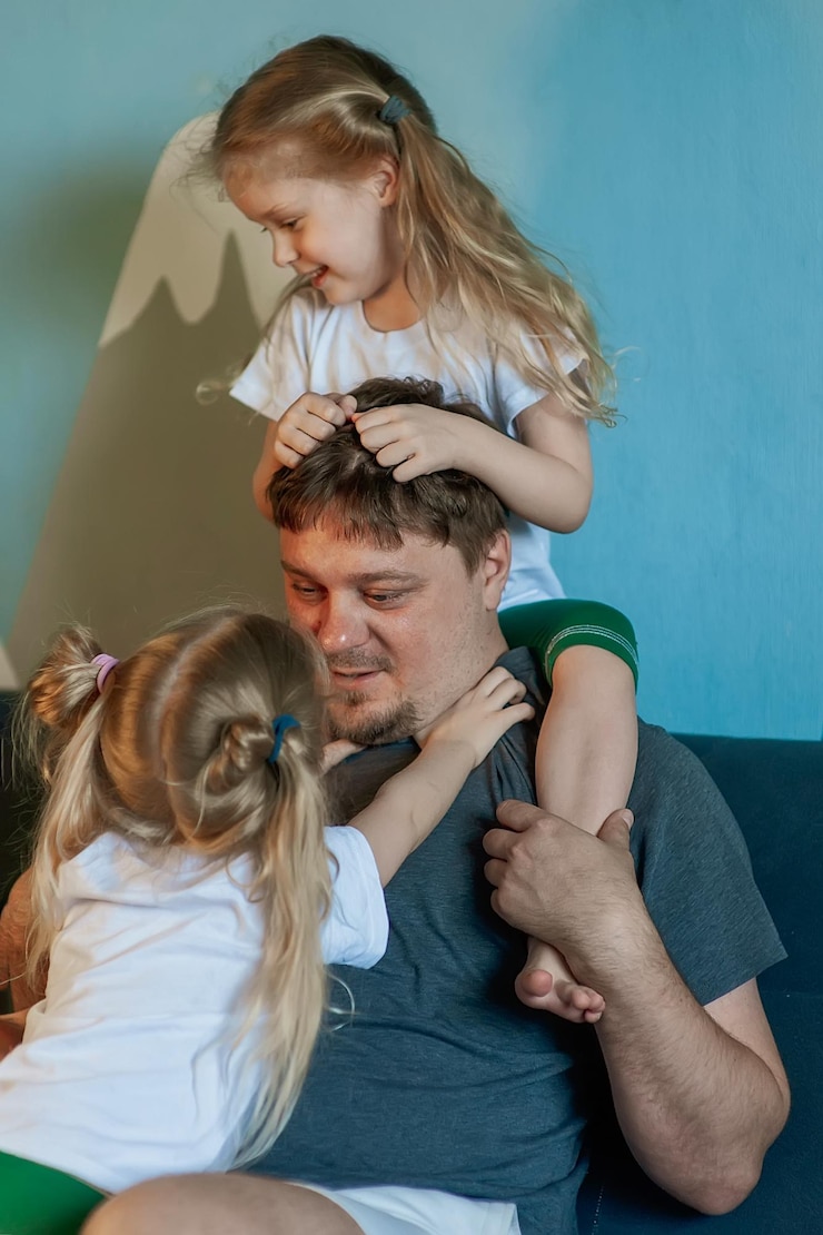 Foto madre e hija en casa
