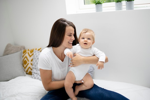 Foto madre e hija en casa