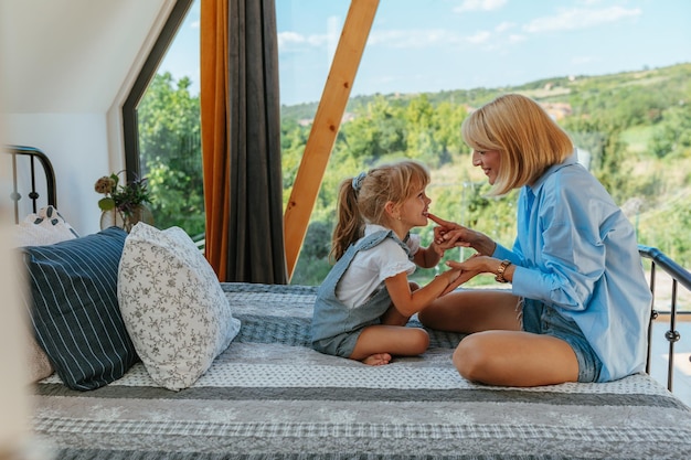 Madre e hija en casa