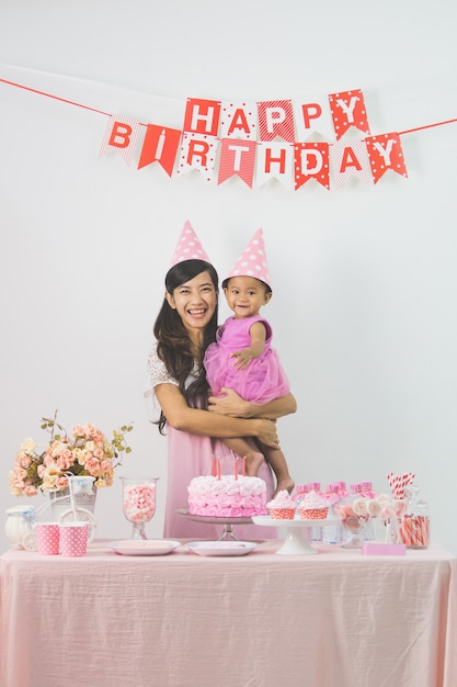 Madre e hija celebrando cumpleaños