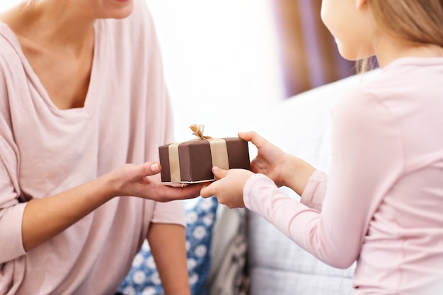 Madre e hija celebrando el día de la madre