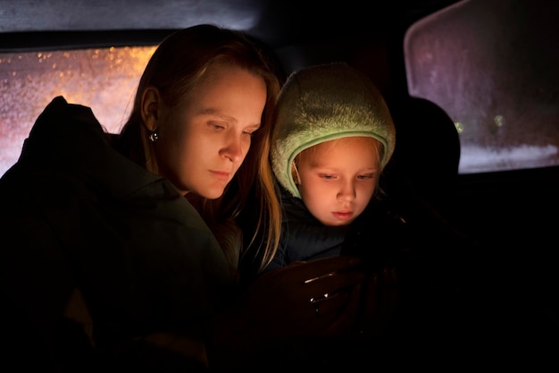 madre e hija en coche