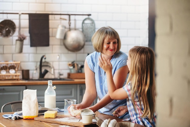 Madre e hija en la cocina en casa