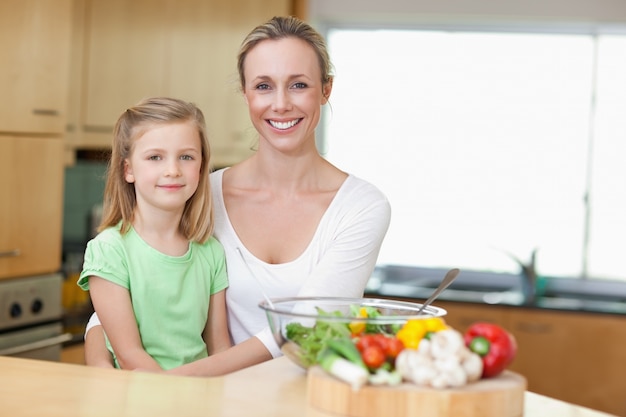 Madre e hija en la cocina