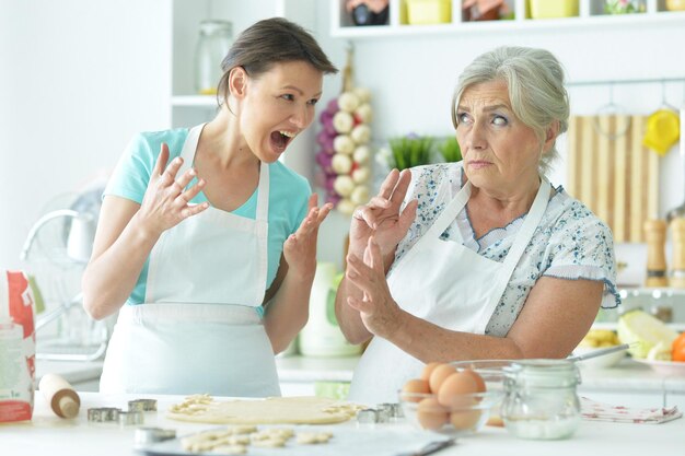 Madre e hija cocinan