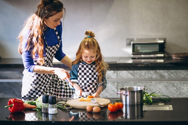 Madre e hija cocinando en casa