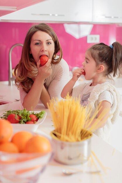 Foto madre e hija cocinando en la cocina