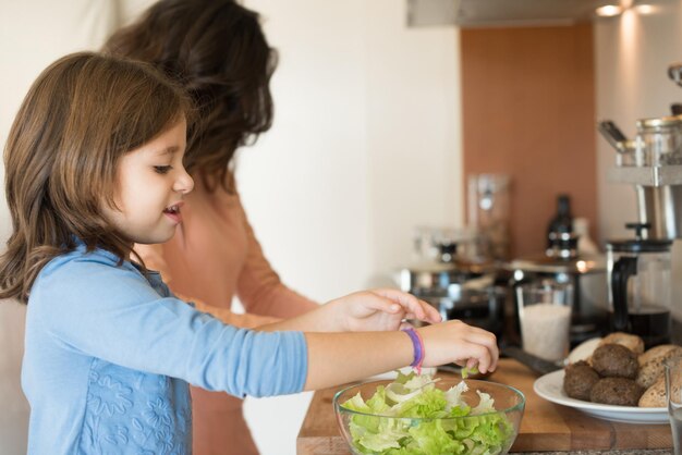 Madre e hija cocinando en la cocina