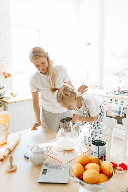 Madre e hija cocinando galletas juntas en la cocina