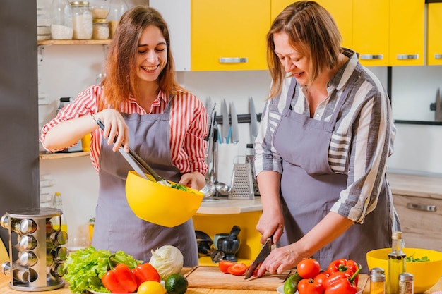 Madre e hija cocinando juntas en la cocina