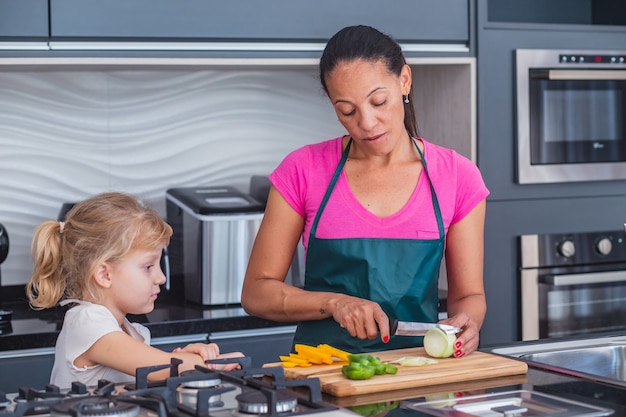 Madre e hija cocinando juntas