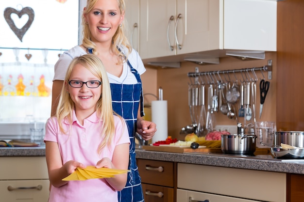 Madre e hija cocinando juntas