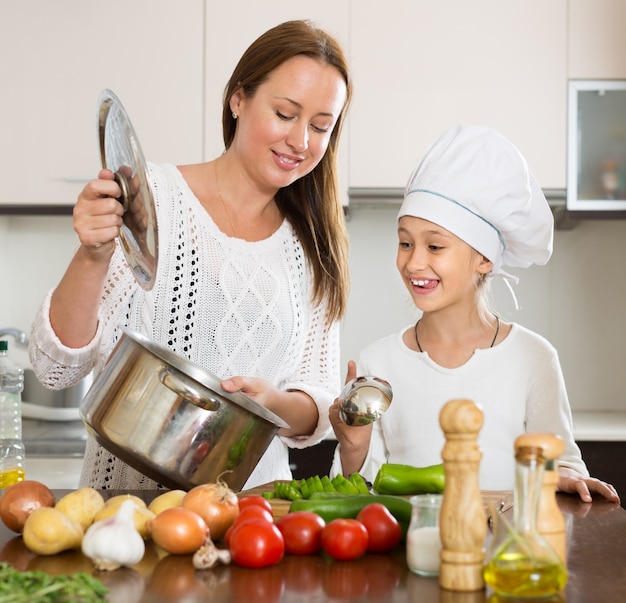 Madre e hija cocinando juntos