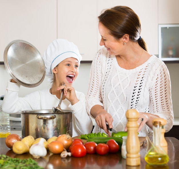 Madre e hija cocinando juntos