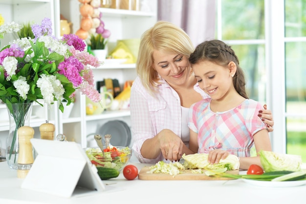 Madre e hija cocinando juntos