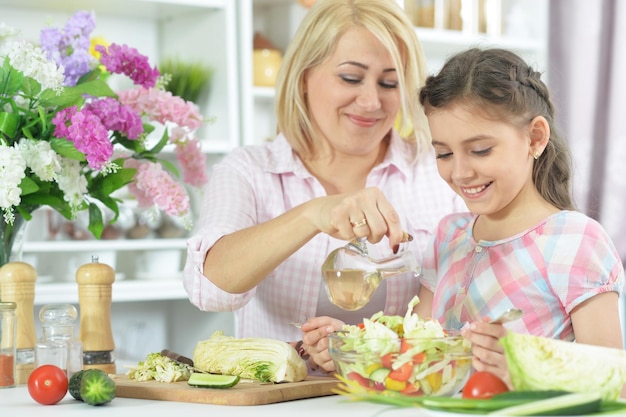 Madre e hija cocinando juntos