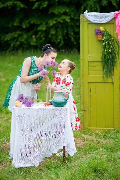 Madre e hija cocinando pastelitos