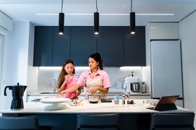 Madre e hija cocinando Preparando ingredientes