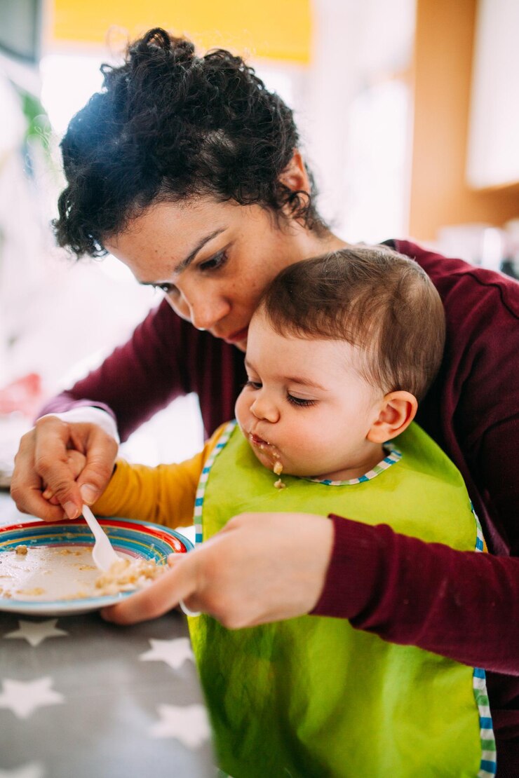 Foto madre e hija comiendo en casa.