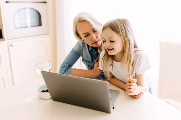 Madre e hija con una computadora portátil