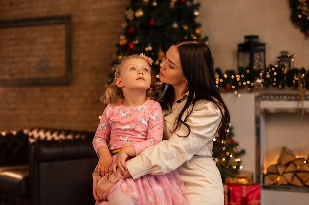 Madre e hija en el contexto de la decoración navideña en casa