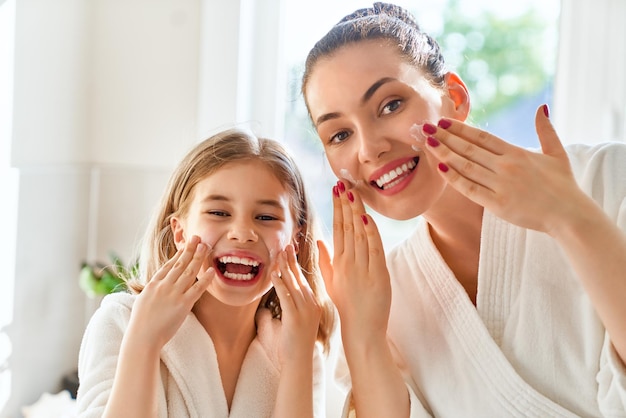 Madre e hija cuidando la piel