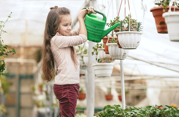 Madre e hija cuidando plantas.